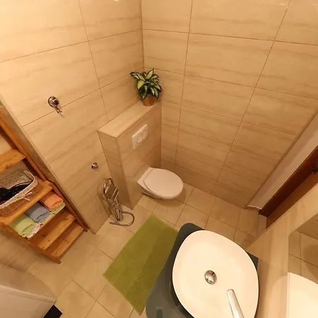 Neluna Apartment *